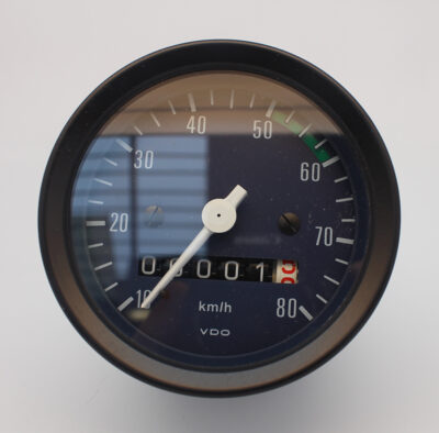 KM TELLER  TOT 80 KM/H BLAUWE ACHTERGROND VELD 50-60 GROEN